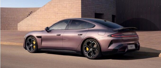  小米汽车未交车催收尾款案一审宣判：法院认定格式条款无效，判决返还双倍定金海口市美兰区人民法院近日宣判一起小米汽车未交车催收尾款案件，判决小米相关公司向消费者李女士返还双倍购车定金 10000 元